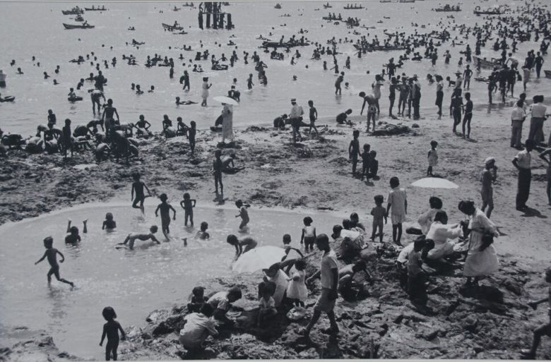 1950~1960년대 서울 한강에서 물놀이하는 사람들. 서울시 제공