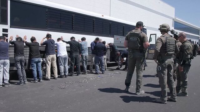 미국 이민 단속 당국이 지난 4일(현지시간) 조지아주 현대차그룹-LG에너지솔루션의 합작 배터리 공장 건설현장에서 한국인 노동자들을 대규모로 체포하는 사진을 홈페이지를 통해 공개했다. 연합뉴스