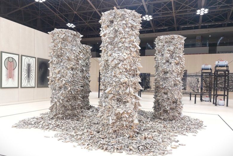 목포실내체육관 공간 한가운데 놓인 전광영 작가의 설치 작품 ‘집합001-MY057’. 노형석 기자