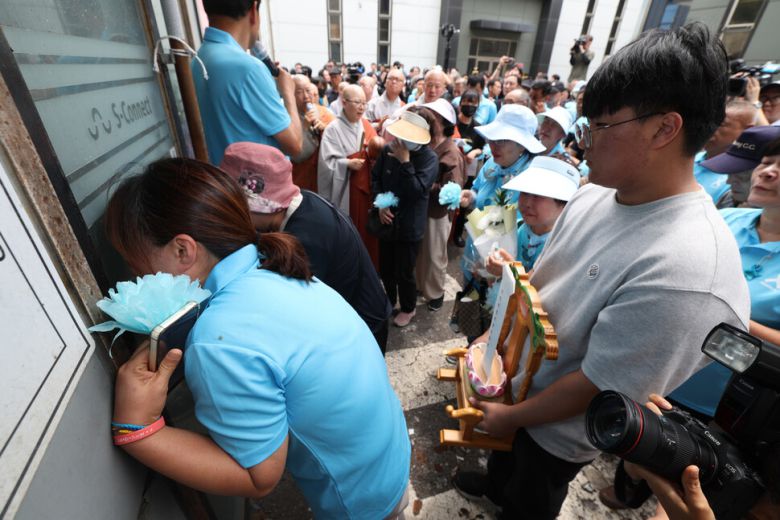 ‘아리셀 참사’ 1주기인 6월24일 오전 유가족들이 경기 화성시 서신면 참사 현장에서 추모제를 열어 화재 건물 앞에 도착해 안을 들여다보고 있다. 김영원 기자 forever@hani.co.kr