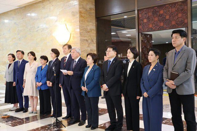 조국혁신당 의원들이 26일 국회 본회의에서 정부조직법 개정안이 통과된 직후 본회의장 앞에서 입장을 밝히고 있다. 혁신당 제공