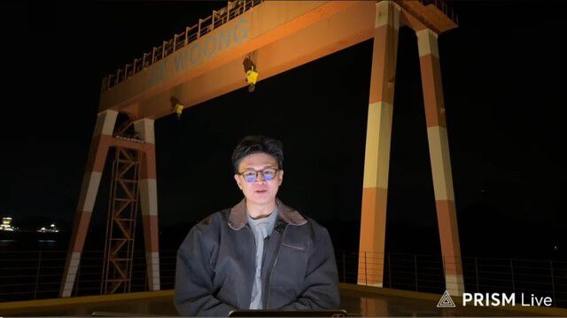 한동훈 전 대표가 지난 22일 경남 거제시 폐조선소 ‘세웅 골리앗’ 앞에서 유튜브 라이브 방송을 하고 있다. 한동훈 전 대표 유튜브 갈무리