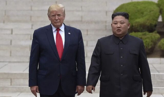 도널드 트럼프 대통령(왼쪽)이 2019년 6월30일 판문점에서 북한 쪽 경계선을 건너가 김정은 북한 국무위원장과 만났다. AP연합뉴스