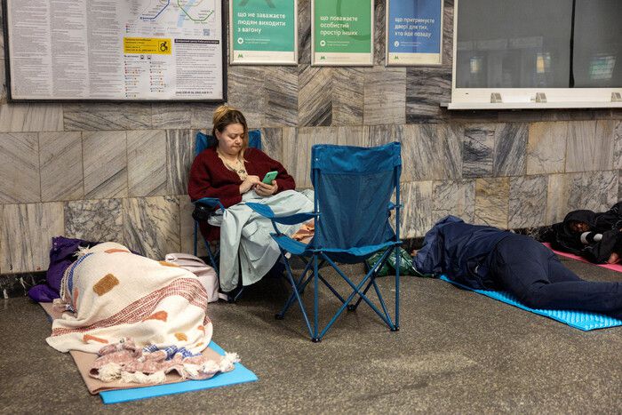 28일 러시아의 드론·미사일 공격이 벌어지는 동안 우크라이나 수도 키이우 주민들이 지하철역으로 대피해 있는 모습이다. 로이터 연합뉴스