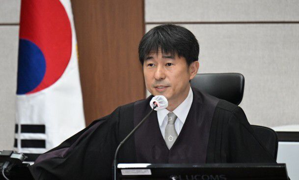 지귀연 부장판사가 지난 4월21일 서울 서초동 서울중앙지법에서 열린 내란 우두머리 혐의 형사재판 2번째 공판에서 취재진의 퇴장을 명령하고 있다. 사진공동취재단