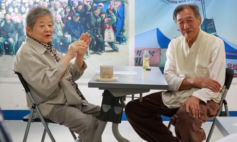 한국작가회의(작가회의)가 화가 30여명의 작품 지원을 받아 오는 22~28일 마련하는 ‘작가회의 예술동행’ 전시를 앞두고 시인 김정환(왼쪽)과 신학철 화백이 9월29일 오후 서울 마포구 망원동 작가회의 사무실에서 대담을 나누고 있다. 정용일 선임기자 yongil@hani.co.kr