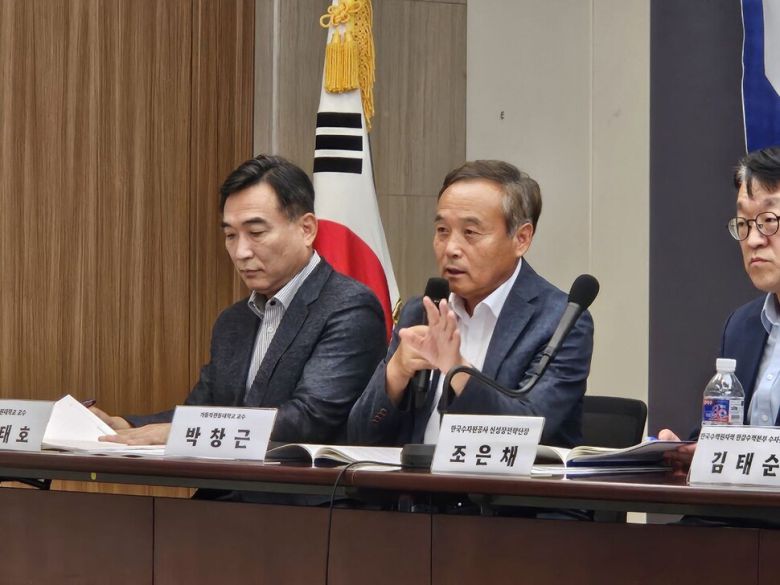 2일 서울 중구 프레스센터에서 열린 ‘이재명 정부의 물정책 방향’ 토론회에서 박창근 가톨릭관동대 교수(오른쪽)가 토론하고 있다. 왼쪽은 노태호 강원대 교수. 환경운동연합 제공