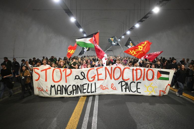 1일 이탈리아 로마에서 팔레스타인 사람들과 글로벌수무드함대를 지지하고 이스라엘의 나포를 비판하는 시위가 열려, 시위대가 터널을 점거하고 행진하고 있다. EPA 연합뉴스