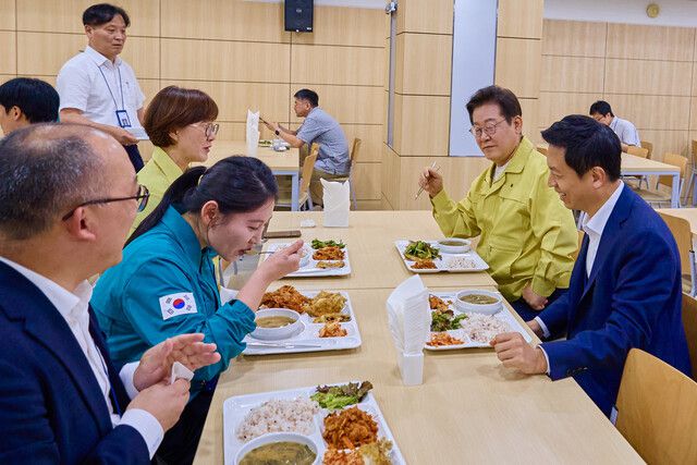 이재명 대통령이 지난 8월 서울 용산 대통령실 직원식당에서 김현지 1부속실장(당시 총무비서관) 등 직원들과 식사를 하고 있다. 이 대통령 맞은 편에 김 실장이 앉아 있다. 이 대통령 페이스북