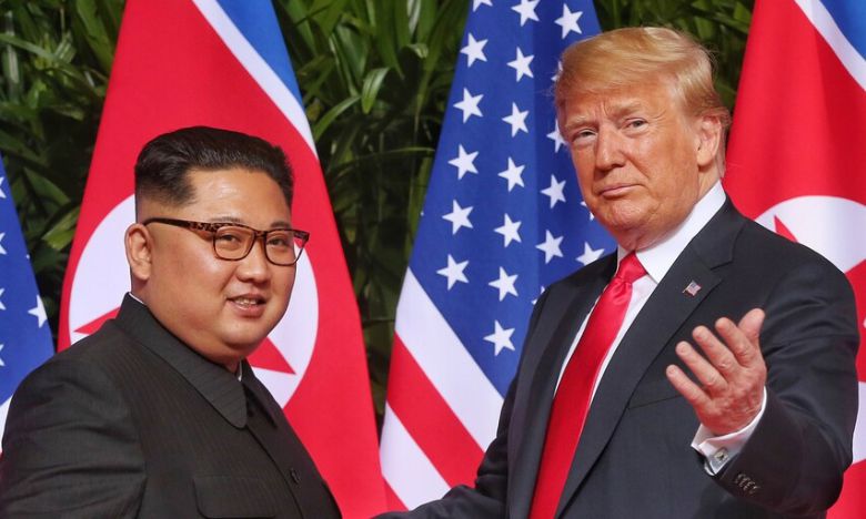 2018년 6월12일 싱가포르 제1차 북-미 정상회담 당시 김정은 북한 국무위원장과 도널드 트럼프 미국 대통령. 싱가포르 공보부 누리집 갈무리