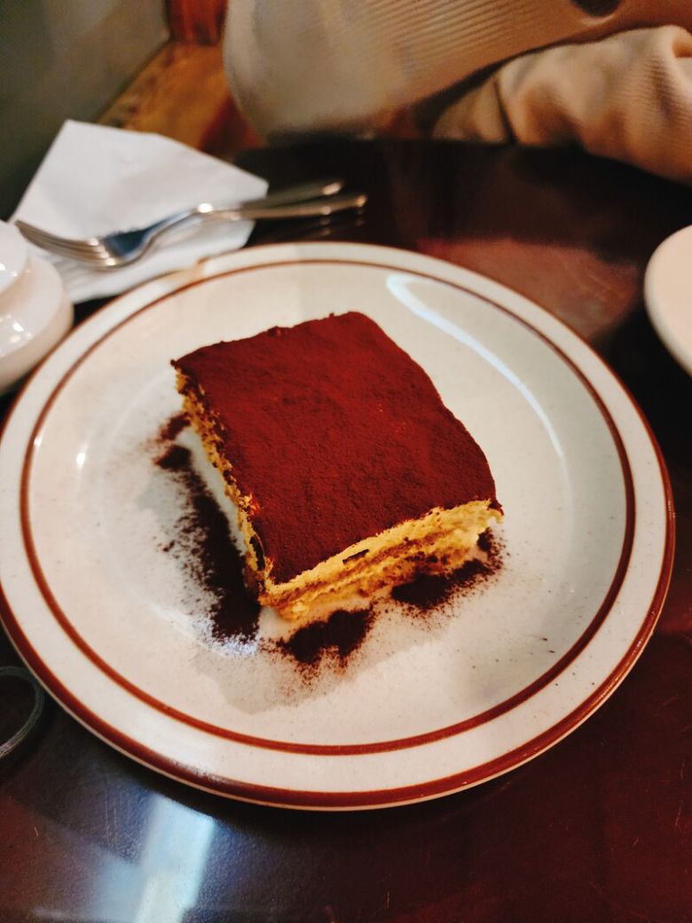 명동 카페 코인의 티라미수. 모두가 ‘티라미수’라는 단어를 들으면 떠올릴 법한, 매우 정석으로 만들어진 맛과 모양의 티라미수다.