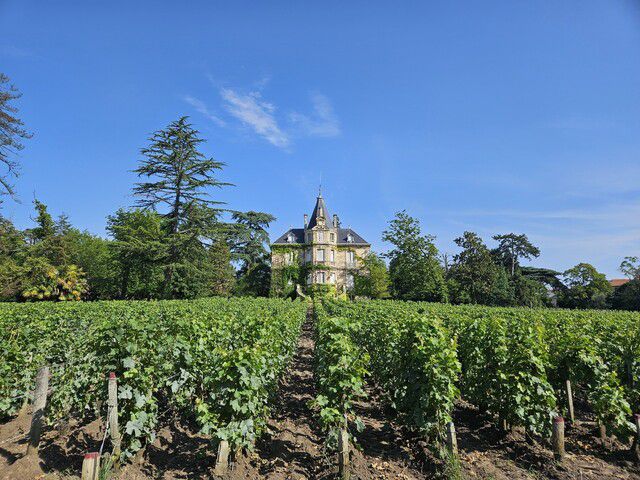 보르도 그라브 지역의 ‘그랑 크뤼’ 등급 와인 생산자, ‘샤토 레 카름 오브리옹’(Château Les Carmes Haut Brion). 내부의 저택과 포도원 모습. 천호성 기자