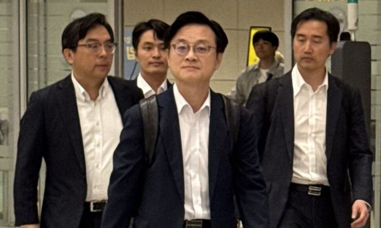 김정관 산업통상부 장관이 6일 오전 인천공항 제2터미널 입국장을 통해 귀국하고 있다. 김 장관은 지난 4일(현지시각) 미국 뉴욕을 방문해 하워드 러트닉 미 상무부 장관과 한-미 관세 협상 관련 후속 협의를 이어갔다. 연합뉴스