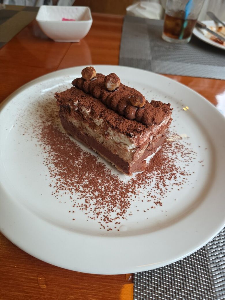포폴라리타 서래마을 본점에서 후식으로 주문한 티라미수. 함께 간 후배들에게 칼럼을 올린다면 꼭 사진을 싣겠노라고 약속했다.
