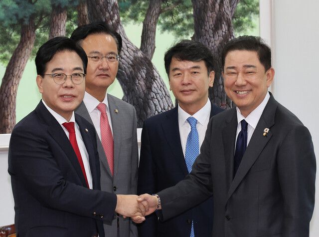 지난달 10일 국회에서 여야 원내대표단이 회동을 갖기 전 기념사진을 찍고 있다. 왼쪽부터 송언석 국민의힘 원내대표, 유상범 국민의힘 원내수석부대표, 문진석 더불어민주당 원내운영수석부대표, 김병기 민주당 원내대표. 연합뉴스