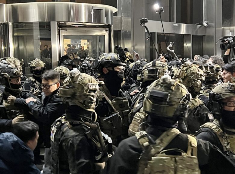 윤석열 전 대통령이 비상계엄을 선포한 가운데 지난해 12월4일 새벽 서울 여의도 국회의사당에 무장한 계엄군이 진입을 시도하고 있다. 연합뉴스