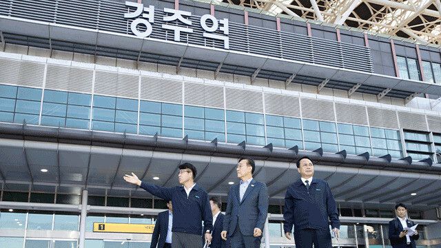 김윤덕 국토교통부 장관이 아시아태평양경제협의체(APEC) 정상회의를 앞두고 경주역을 살펴보고 있다. 국토교통부 제공