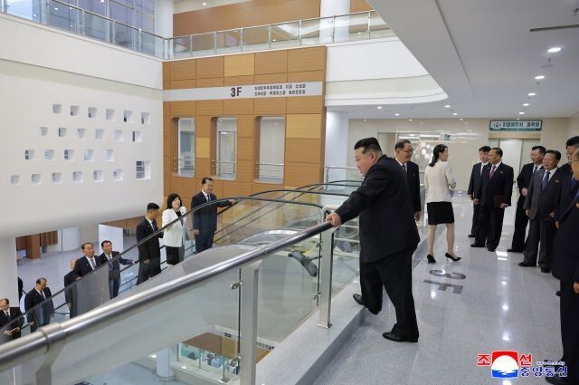 김정은 조선노동당 총비서 겸 국무위원장은 6일 평양종합병원 준공식에 참석해 한 연설을 통해 “정말로 제일 하고 싶었던 일들 중에서 마음속 제일 첫자리에 항상 놓고 있던 사업”이라며 “정말 흐뭇하고 혁명하는 보람을 어느 때보다 강하게 느끼게 된다”라고 말했다고 7일 노동신문이 보도했다. 조선중앙통신 연합뉴스