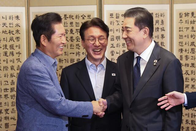 정청래 더불어민주당 대표(왼쪽)와 김병기 원내대표(오른쪽)가 지난달 14일 서울 종로구 국무총리 공관에서 열린 당·정·대(여당·정부·대통령실) 고위급 만찬회동에서 만나 악수하고 있다. 가운데는 김민석 국무총리. 연합뉴스