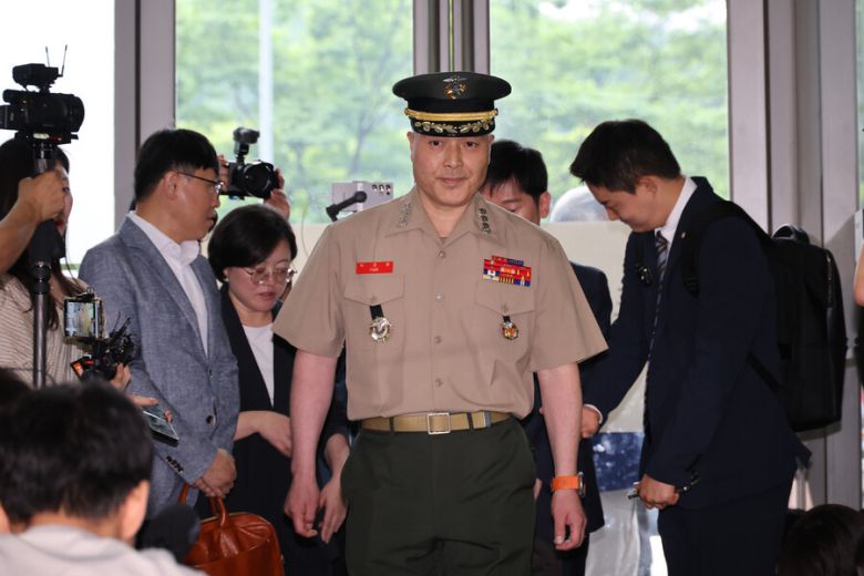 박정훈 대령이 지난 7월16일 서울 ‘순직해병 특검’ 사무실로 출석 하고 있다. 정용일 선임기자 yongil@hani.co.kr