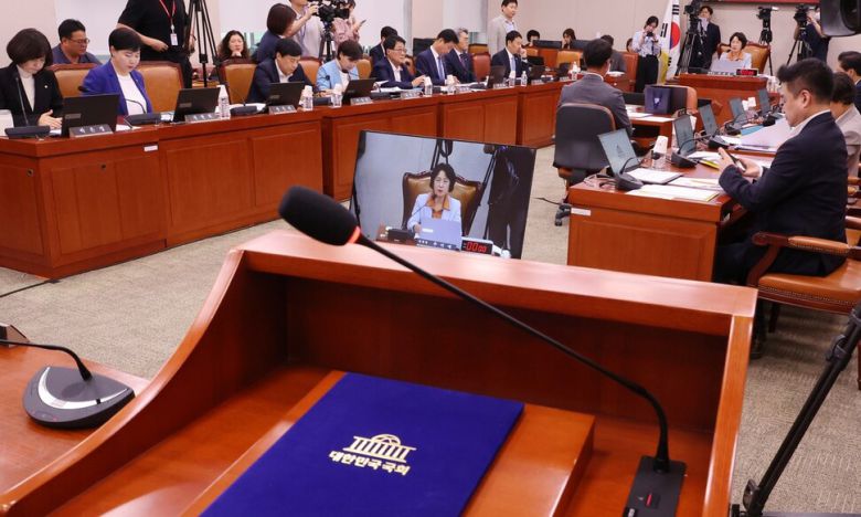 지난달 30일 국회 법제사법위원회에서 조희대 대법원장 주요 증인들이 불출석한 가운데 조희대 대법원장 대선 개입 의혹 청문회가 열리고 있다. 연합뉴스