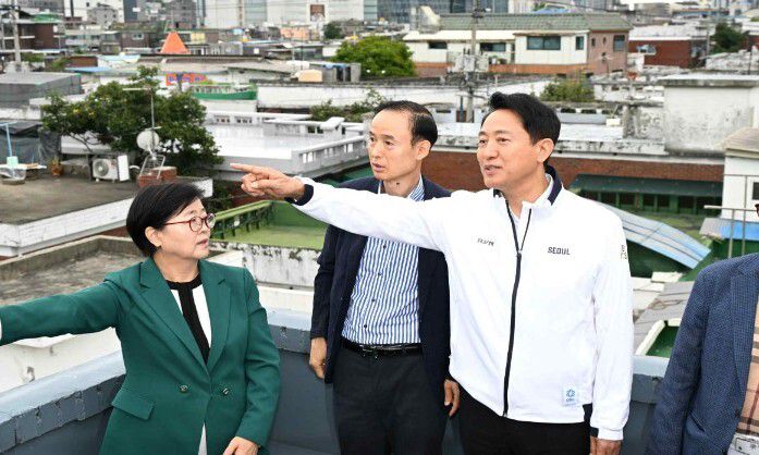 오세훈 서울시장이 지난달 24일 서울시 강북구 미아2 재정비촉진구역을 둘러보고 있다. 서울시 제공