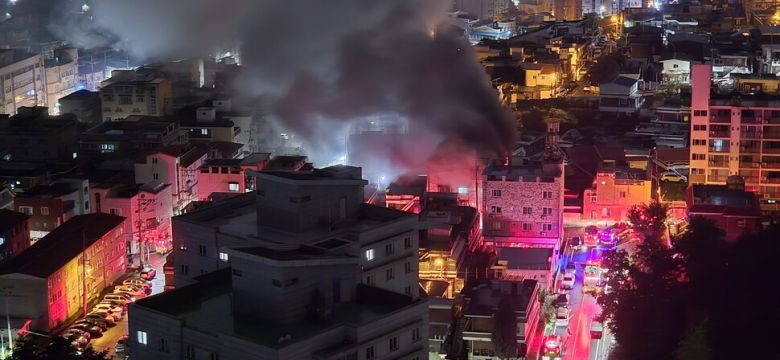 8일 새벽 충북 청주시 내덕동 한 다가구 주택에서 불이 나 연기가 치솟고 있다. 오윤주 기자