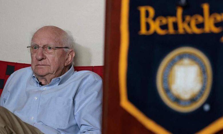 올해 노벨물리학상을 공동 수상한 7일 존 클라크(83) 버클리캘리포니아대(UC 버클리) 교수 이날 버클리대에서 열린 축하 행사에 참석하고 있다. AFP 연합뉴스