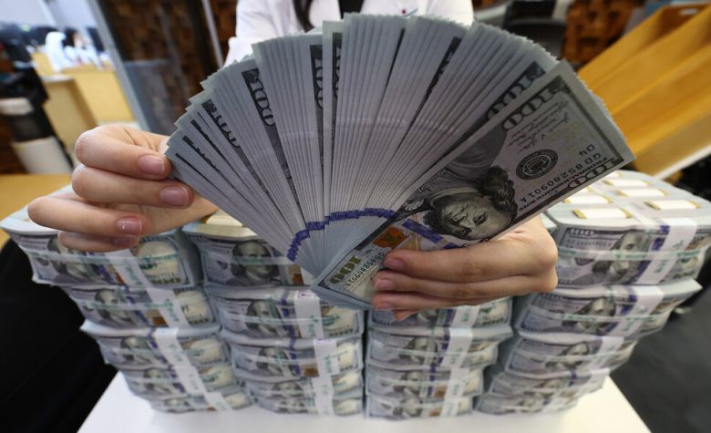 10일 서울 중구 명동 KEB하나은행 위변조대응센터에서 직원이 미국 달러를 들어 보이고 있다. 연합뉴스