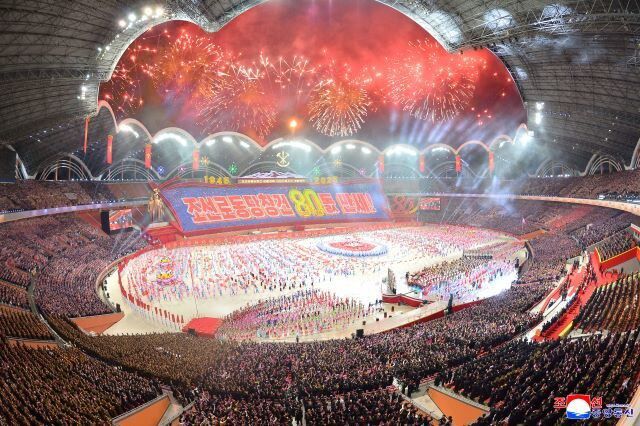 9일 평양 능라도 ‘5월1일 경기장’에서 열린 ‘조선노동당 창건 80돌 경축대회’ 행사의 하나인 대집단체조와 예술공연 ‘조선로동당 만세’ 장면. 조선중앙통신 연합뉴스