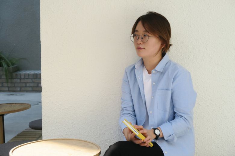 새 장편 ‘오직 그녀의 것’을 펴낸 김혜진 작가는 후기에 ‘평생 편집자’로 불리었던 김이구(1958~2017) 작가 겸 평론가의 말을 인용해 “편집자들은 가능하지 않은 일을 한다”고 썼다. 문학동네 제공