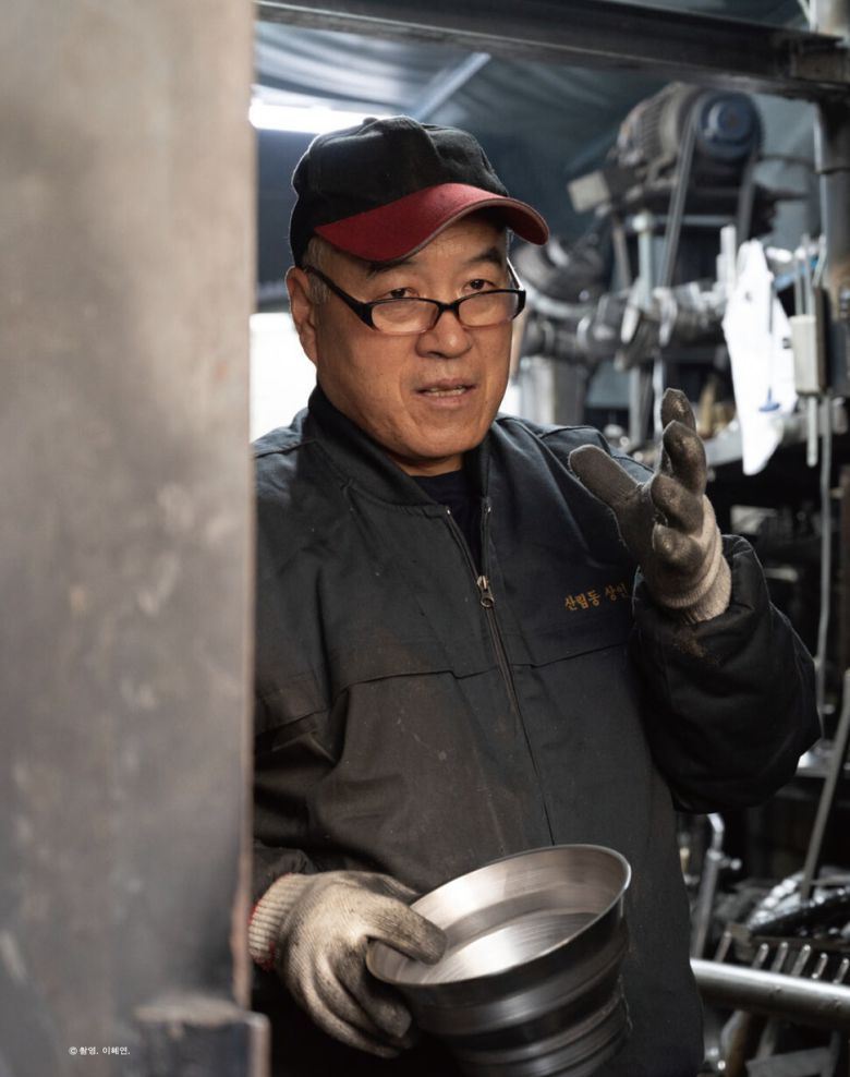 문경시보리 한대식 대표. 재개발로 무작정 쫓겨날 수 없어서 2019년 산림동상공인연합회를 설립했다. 현재 산림동 임시영업장(산림동 134-3)으로 이주했다. ⓒ 이혜연