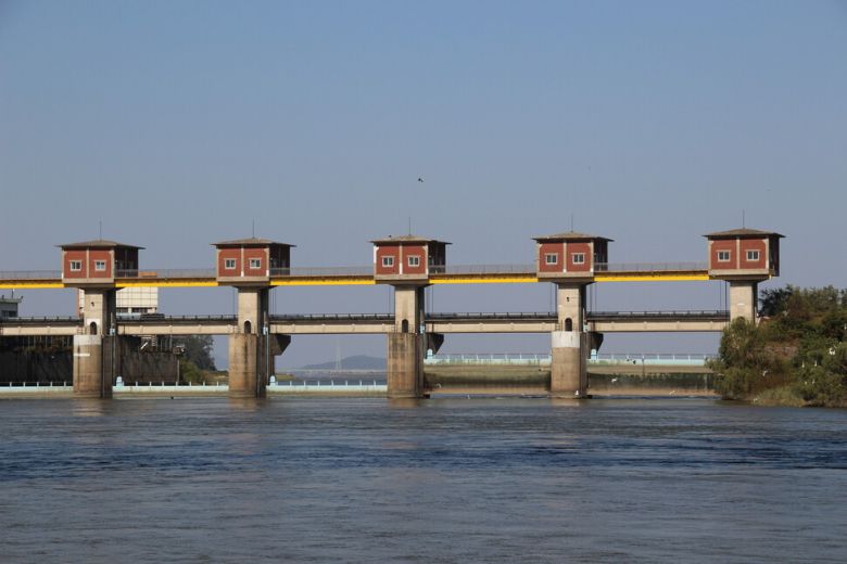 김포시와 고양시 사이에서 서울 한강 물을 가두고 있는 신곡보의 가동보. 김규원 선임기자