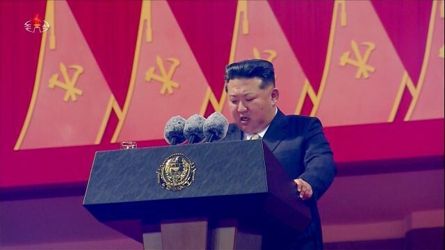 김정은 조선노동당 총비서 겸 국무위원장이 9일 평양 능라도 ‘5월1일경기장’에서 열린 조선노동당 창건 80돌 경축대회에서 연설을 하고 있다. 조선중앙통신 연합뉴스