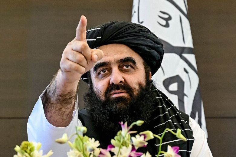 인도를 방문 중인 아미르 칸 무타키 아프가니스탄 외교부 장관이 12일 뉴델리의 아프간대사관에서 기자회견을 하고 있다. AFP 연합뉴스