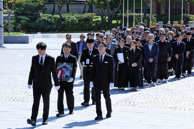 11일 오전 광주 북구 운정동 국립5·18민주묘지에서 열린 5·18 시민군 정해직 선생의 민주장 영결식에서 참석자들이 추모탑으로 이동하고 있다. 연합뉴스