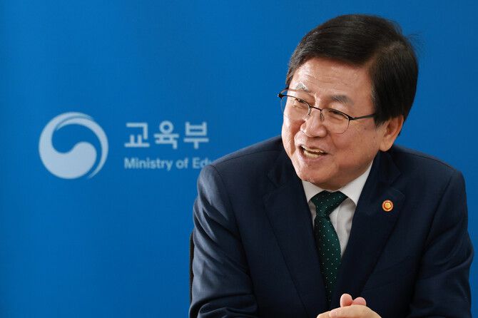 최교진 교육부장관이 1일 오전 서울 영등포구 한국교육시설안전원에서 한겨레와 인터뷰를 하고 있다. 정용일 선임기자 yongil@hani.co.kr
