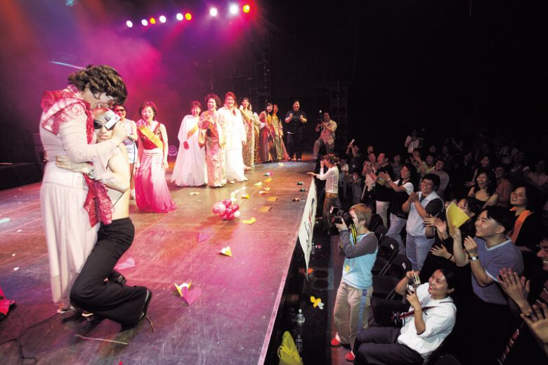 2004년 5월8일 서울 남대문 메사 팝콘홀에서 열린 ‘안티미스코리아 페스티벌’ 마지막 축제. 대회 심사위원 대신에 격려위원 제도를 도입했는데, 세계 각국 의상을 입은 격려위원들이 고별 행진을 하고 있다. 이들은 새로운 페미니즘 축제로 돌아올 것을 약속했다. 한겨레 자료사진