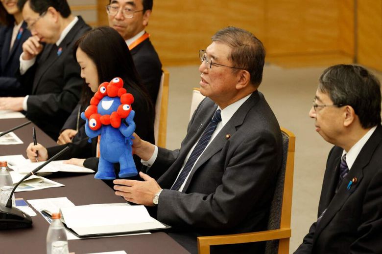 이시바 시게루 일본 총리가 지난달 안드레이 플렌코비치 크로아티아 총리와 만난 자리에서 오사카·간사이 엑스포 마스코트 \'먀쿠먀쿠\'를 소개하고 있다. AFP 연합뉴스