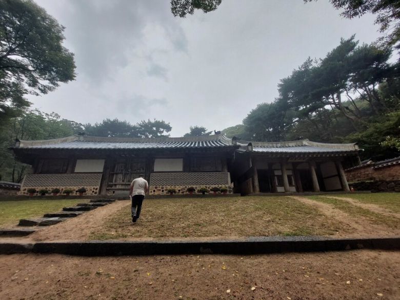 전시회가 열리고 있는 강화 전등사 경내의 정족산 사고 장사각(왼쪽 건물). 조선 후기 ‘조선왕조실록’을 보관하던 건물로 1930년대 이후 철거됐다가 1998년 옛 모습을 되찾았다. 장사각 옆 건물은 조선 왕실의 족보류를 보관했던 선원보각으로 역시 1998년 복원됐다. 노형석 기자