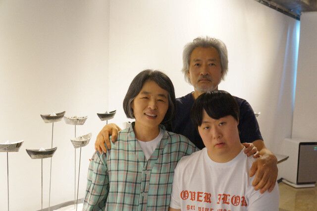 이창기 시인이 2021년 아내 김일행씨 도예전 때 아들 안욱씨와 함께 찍었다. 강성만 선임기자