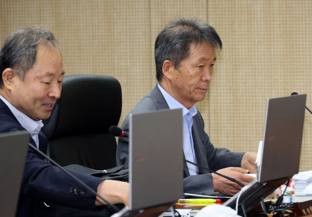 지난달 8일 열린 제17차 전원위에 출석해 나란히 앉아있는 한석훈 위원(왼쪽)과 김용원 상임위원. 류우종 선임기자 wjryu@hani.co.kr