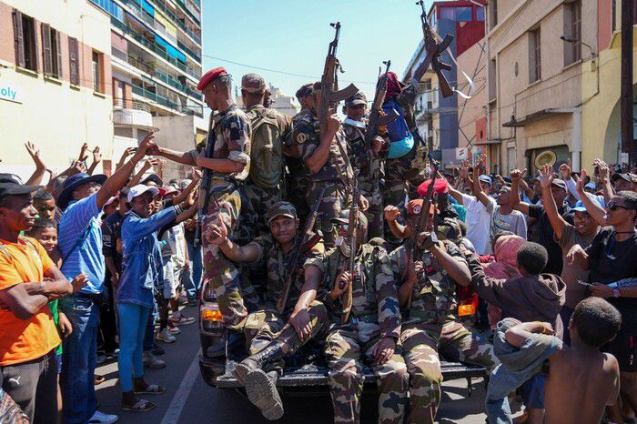 12일(현지시각) 마다가스카르 수도 안타나나리보에서 최근 반정부 시위로 숨지 신위자들을 추모하는 행사에 참석한 군인들이 시위대의 환영을 받는 모습. AP 연합뉴스