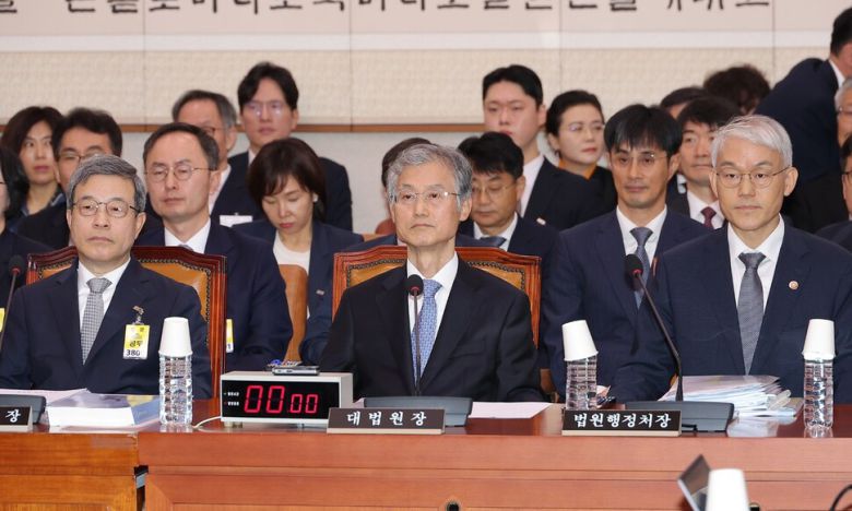 이재명 정부 첫 국정감사가 시작된 13일 서울 여의도 국회에서 열린 법제사법위원회 국정감사에 조희대 대법원장이 출석해 있다. 연합뉴스