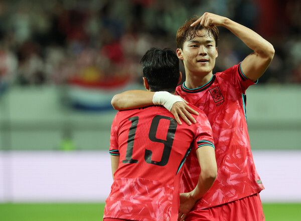 오현규가 14일 열린 파라과이와 평가전에서 쐐기골을 넣은 뒤 절묘한 도움주기 패스를 한 이강인과 포옹하고 있다. 연합뉴스