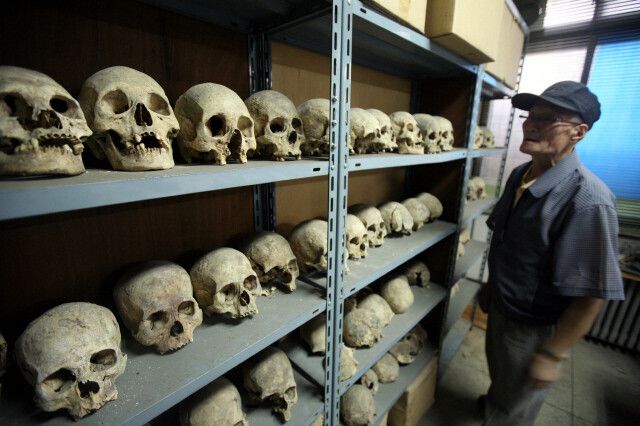 2009년 9월7일 오후 서울 혜화동 서울대학교 의과대학 부검실 유골 보관실에서 고양 금정굴 민간인학살사건 유족들이 1995년에 발굴된 고양시 일산 금정굴 학살 유골 임시 보관처에서 유골을 살펴보고 있다. 이 유골들은 2025년 현재까지 개별 신원이 확인되지 못한 상태로 세종시 시립 납골당에 임시 보관되어 있다. 김태형 기자 xogud555@hani.co.kr