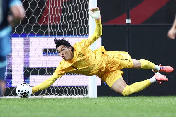 김승규가 14일 열린 파라과이와 평가전에서 상대의 슈팅을 막아내고 있다. 연합뉴스