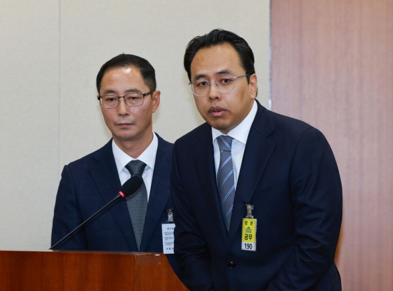 14일 국회 정무위원회 국정감사에 증인으로 출석한 김범석 우아한형제들 대표(오른쪽)와 김명규 쿠팡이츠 대표. 연합뉴스