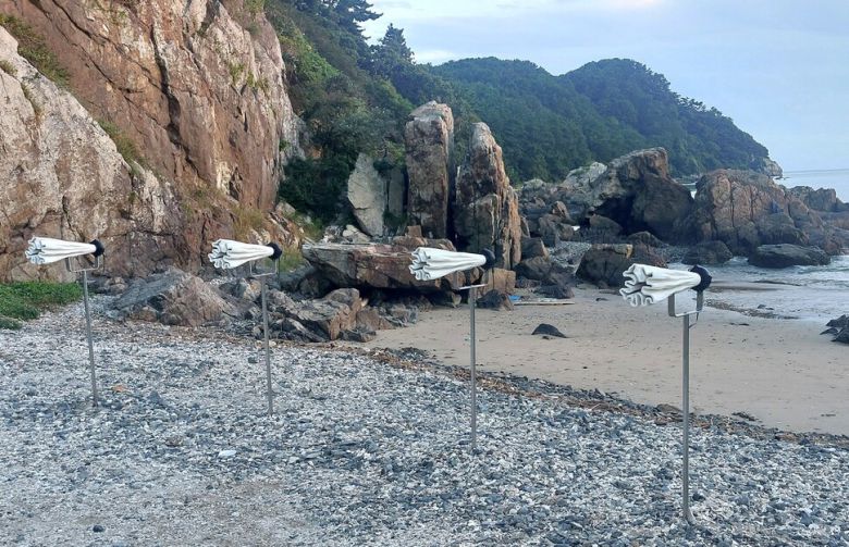 다대포 몰운대 바닷가 바위에서 실제 파도 소리와 함께 보고 들을 수 있는 마르코 바로티의 스피커 설치 작품 ‘표류하는 소리’(2025). 노형석 기자