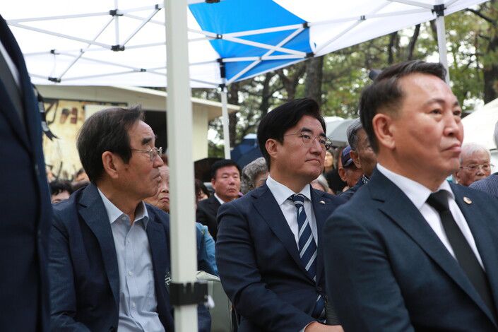 김성회 더불어민주당 의원(가운데)은 11일 오전 경기 고양시 탄현동 산23-1 금정굴 현장에서 열린 2025년 제75주기(제33회) 고양지역 한국전쟁 민간인 희생자 합동 위령제에 참석했다. 금정굴인권평화재단 제공